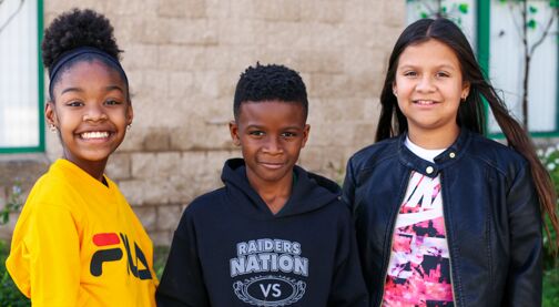 tres niños pequeños, sonriendo en la escuela, Fundación de Educación de Hillsborough, donan