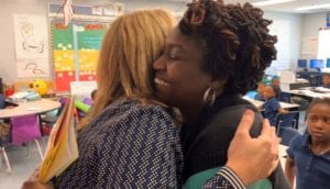 Dos mujeres abrazándose, Carlene Williams, maestra de segundo grado en Oak Park Elementary, Hillsborough Education Foundation
