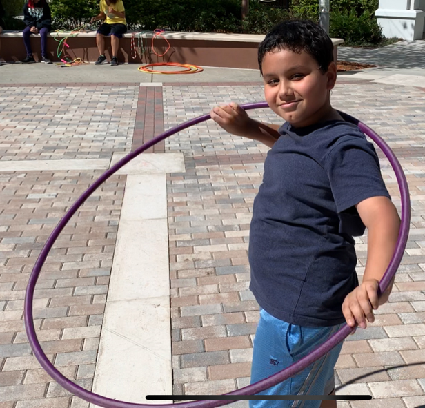 Niño juega con hula hoop donado por HEF