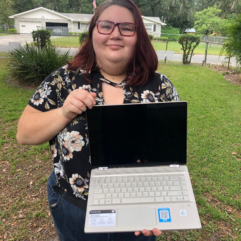 La Fundación de Educación de Hillsborough hace balance de niños Kaitlyn Wolfe, Senior, recibe una computadora portátil