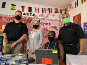 Los maestros y el personal posan con las máscaras de Humana después de la distribución de la Fundación de Educación de Hillsborough